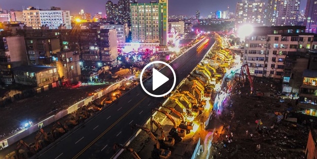 Üst geçit tam 200 iş makinesiyle yıkıldı