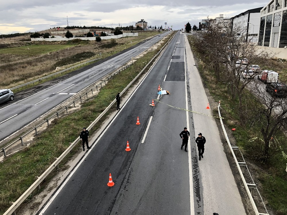 Üst geçit yerine yolu kullanarak karşıya geçmeye çalışınca feci şekilde can verdi 