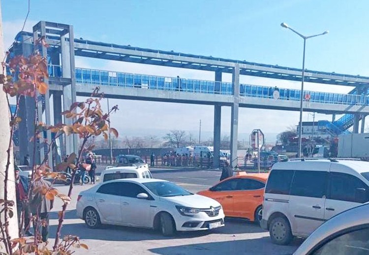 Üst geçiti kullanmadılar:3 ölü.., Bir aile yok oldu! Göz göre göre ölüm...