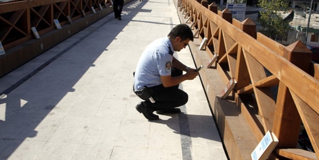 Antalya'da bir üst geçitte FETÖ kitapları alarmı!