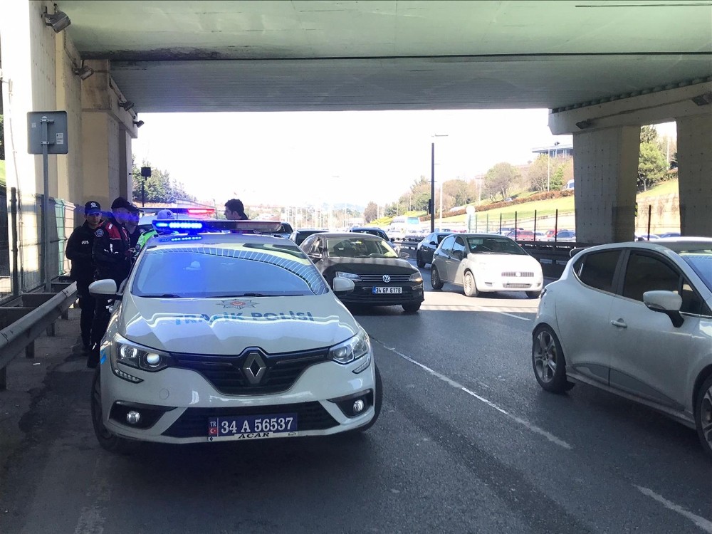 Üst geçitten damlayan su motosikletli polislere kaza yaptırdı: 2 polis yaralı 