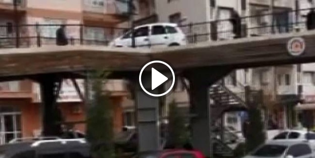Üst geçitten geçen otomobil görenleri hayrete düşürdü