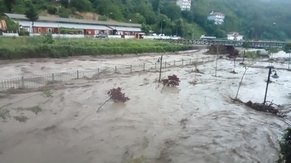 Üst katlara çıkın uyarısı! Bir şehri sel korkusu sardı