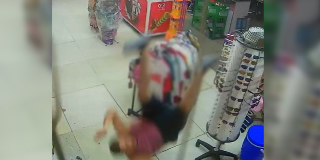 Üst kattan marketin içine düştü! Korku dolu anlar kamerada