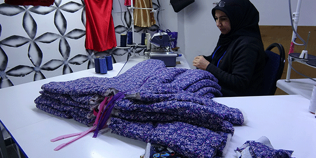 Usta öğretici kadınlar, depremzedeler için canla başla için çalışıyor