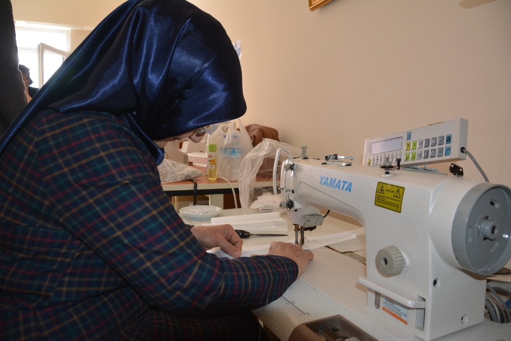 Usta öğretici kadınlar maske üretimine başladı 