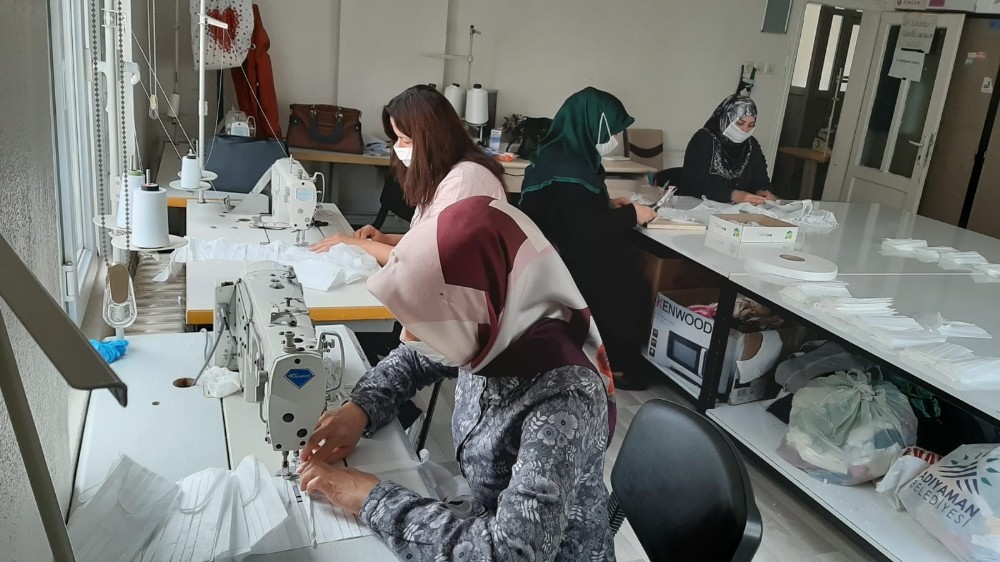 Usta öğreticiler il özel idaresi için maske üretiyor 