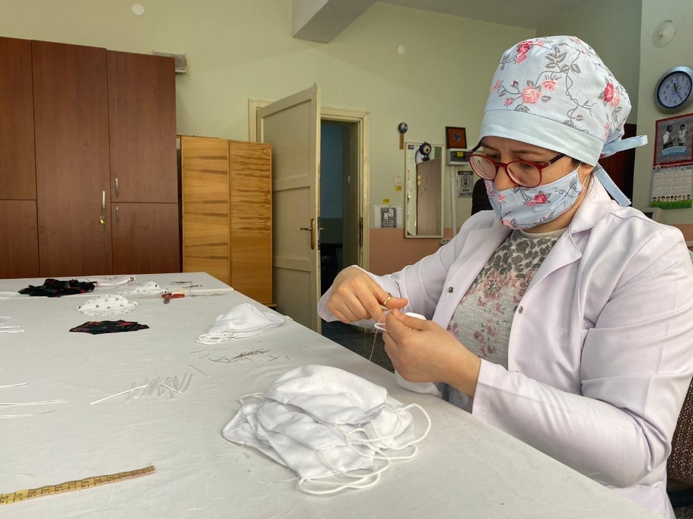 Usta öğreticiler tamamen el emeği ile maske üretiliyorlar 