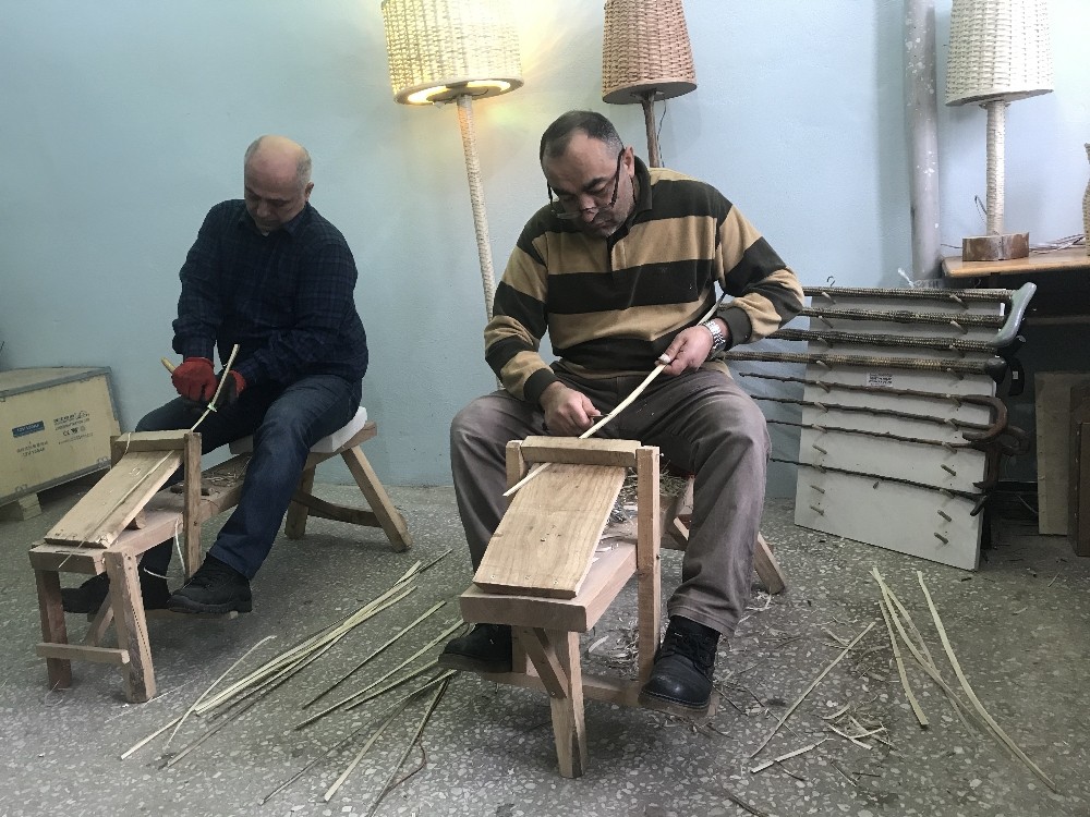 Ustasının elinde fındık dalları can buluyor 