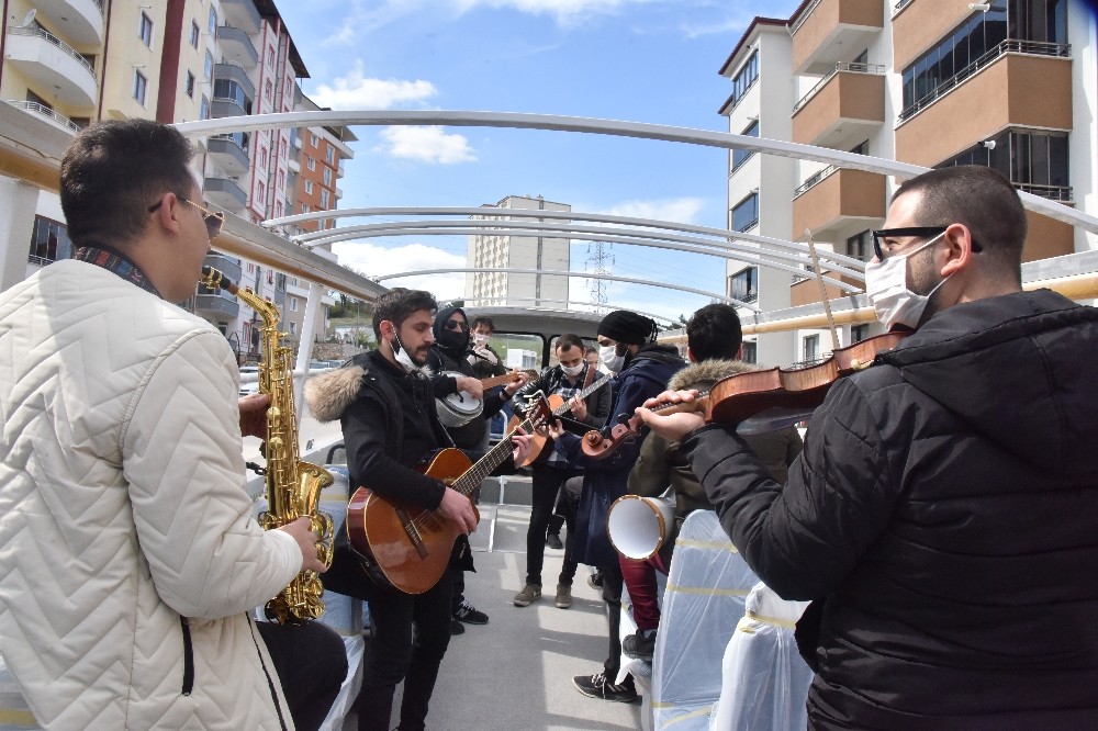 Üstü açık otobüsle sokak sokak gezerek, konser veriyorlar 