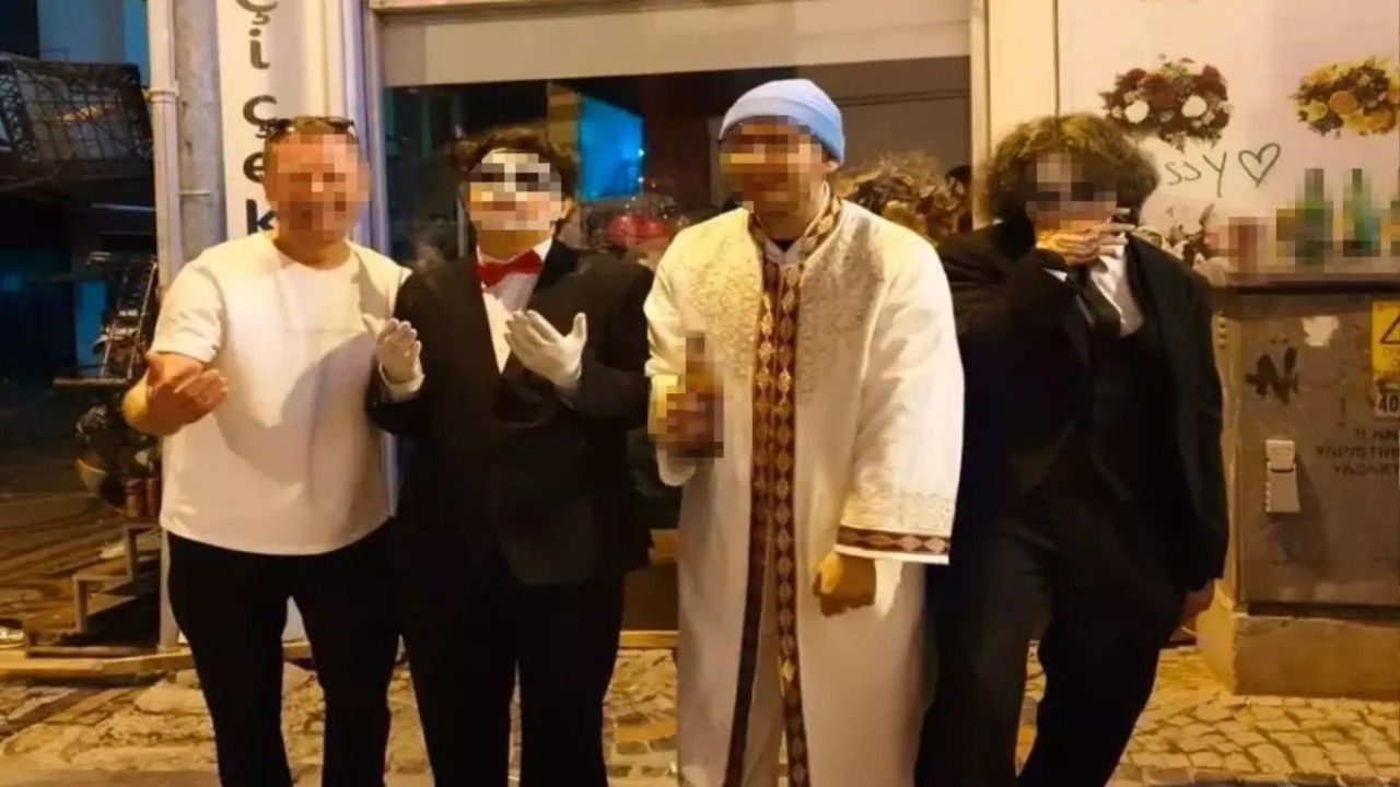Üstünde imam cübbesi, elinde alkol şişesi! Rezalete tepkiler çığ gibi