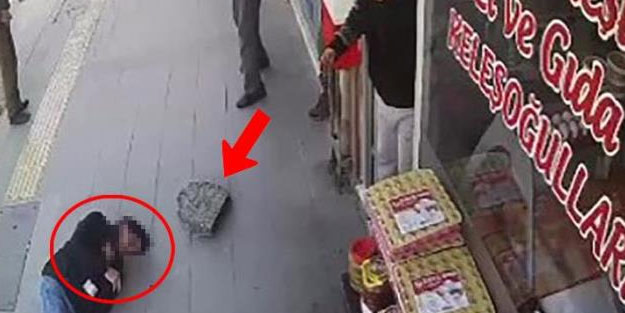 Üstüne asfalt parçası düşen vatandaş olduğu yere yığılıp kaldı
