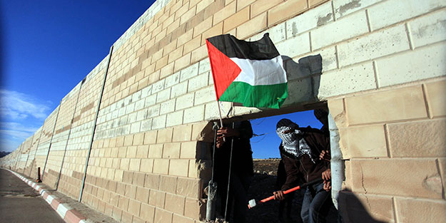 ‘Utanç Duvarı'na delik açtılar