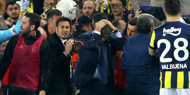 Utanç verici görüntüler... Futbol rezaleti...