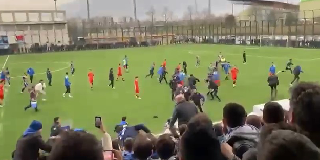 Utandıran anlar! Futbol maçı boks maçına döndü