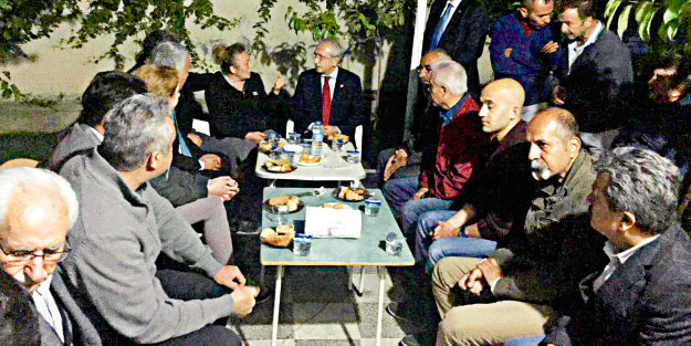 Utanmadan şehit ailesini ziyaret etti
