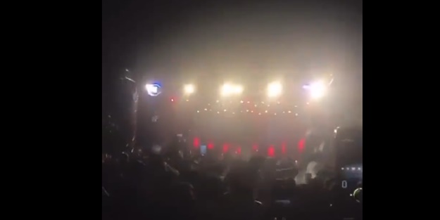 Utanmasa partiye oy bile isteyecekti... Konserde 