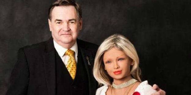 Utanmaz adam! Robotla evlenmeye karar verdi