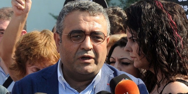 CHP'liler TSK'ya iftira atan Sezgin Tanrıkulu'nu 'tebrik' etmiş!