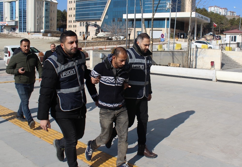 Üvey ağabeyini öldüren zanlı tutuklandı 