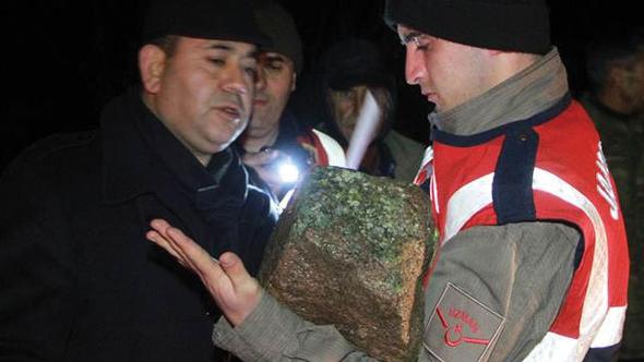 Herkes kucağında bebek gibi tuttuğu bu taşa baktı!