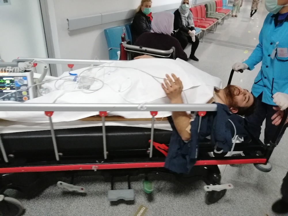 Üvey kardeşlerin bilgisayar kavgası kanlı bitti: 1’i ağır 2 yaralı 