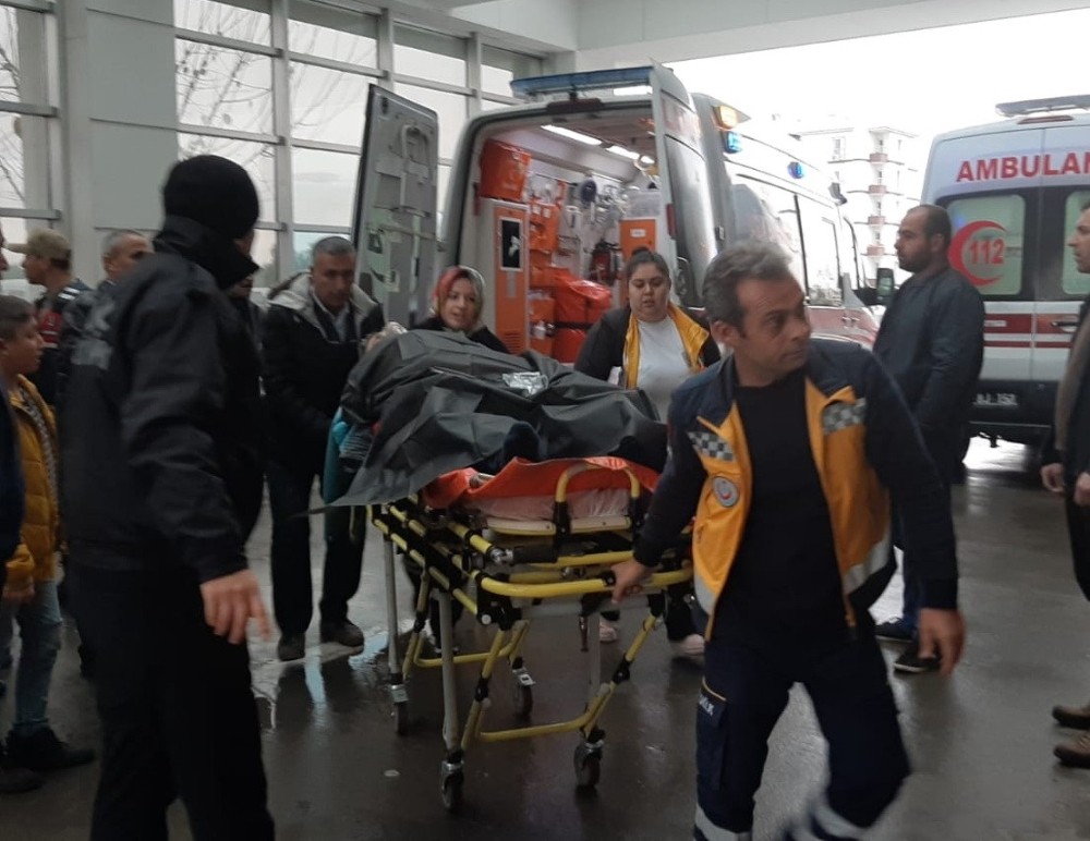 Üvey kardeşlerin kavgası kanlı bitti: 4 yaralı 