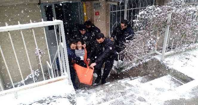 Üvey teyzesini vahşice öldürdü, eşini de yaraladı