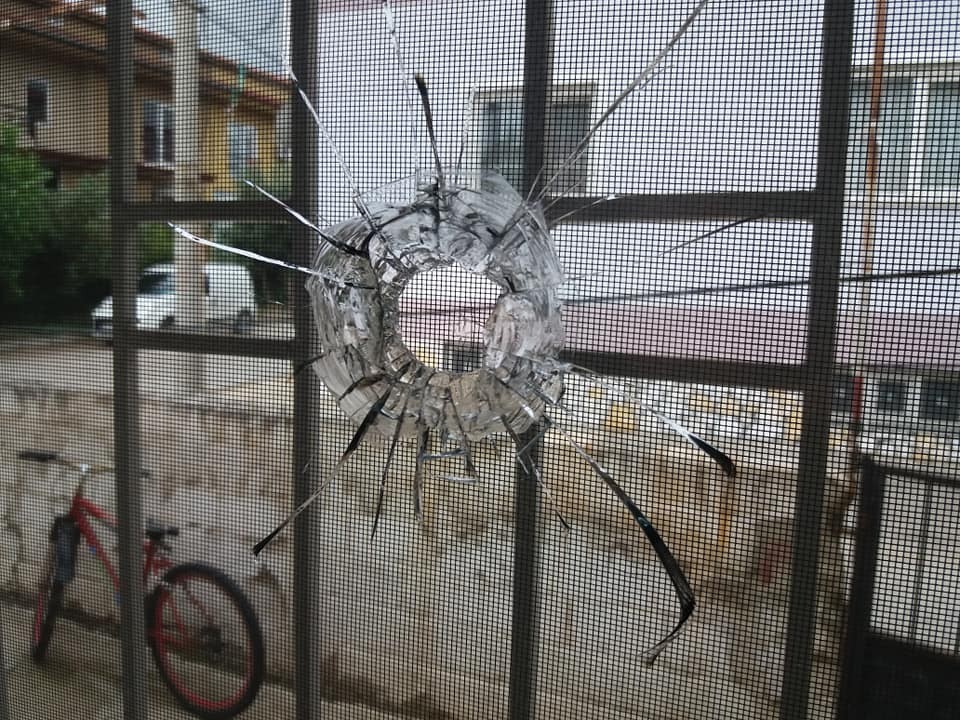 Uyandıklarından evlerinin duvarındaki mermiyi görünce şoka girdiler 