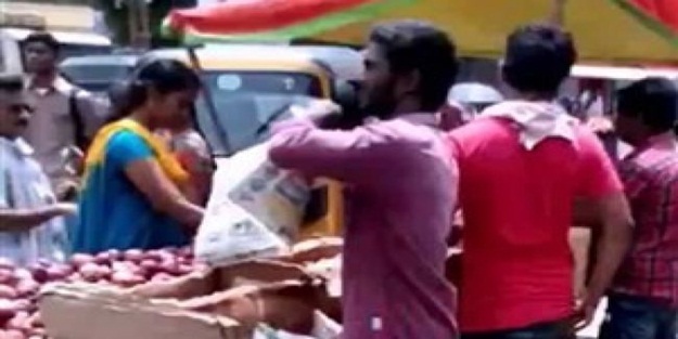 Uyanık pazarcı öyle bir hile yaptı ki!