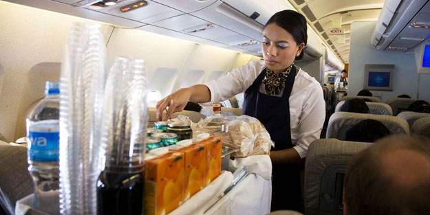 Uyanıklar ülkesi! Üstüne çay dökülen yolcudan, havayolu firmasına rekor dava!