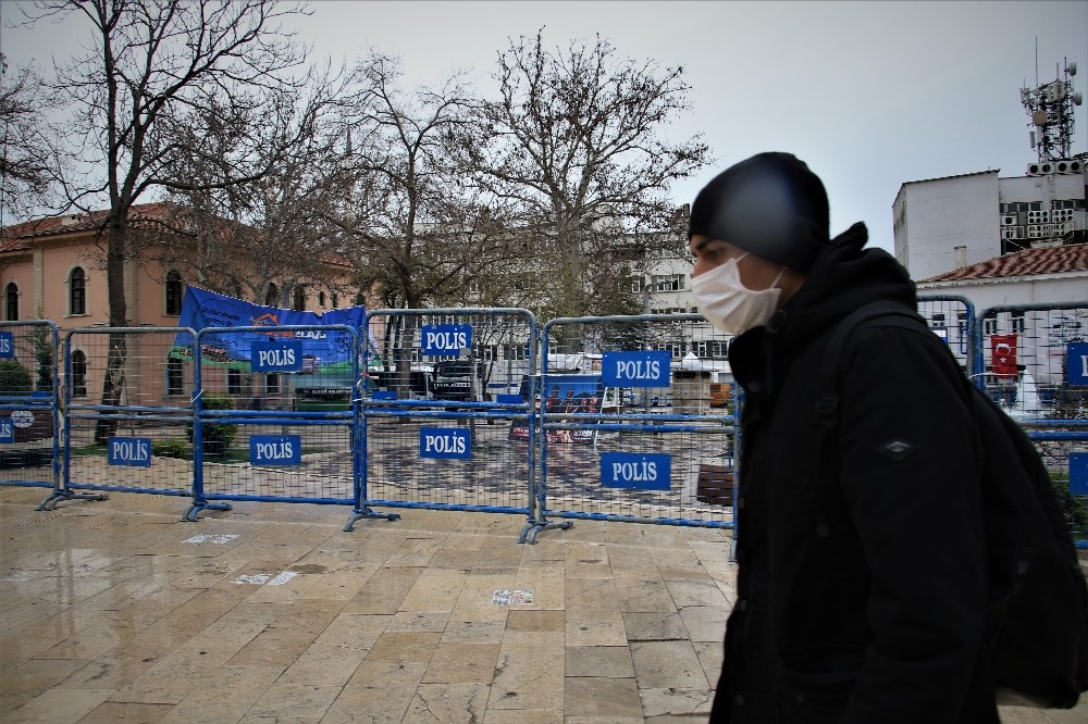 Uyarılar dinlenmeyince, polis meydanı barikatla kapattı 