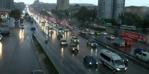 Uyarılar peş peşe geldi... Kuvvetli sağanak hayatı felç etti