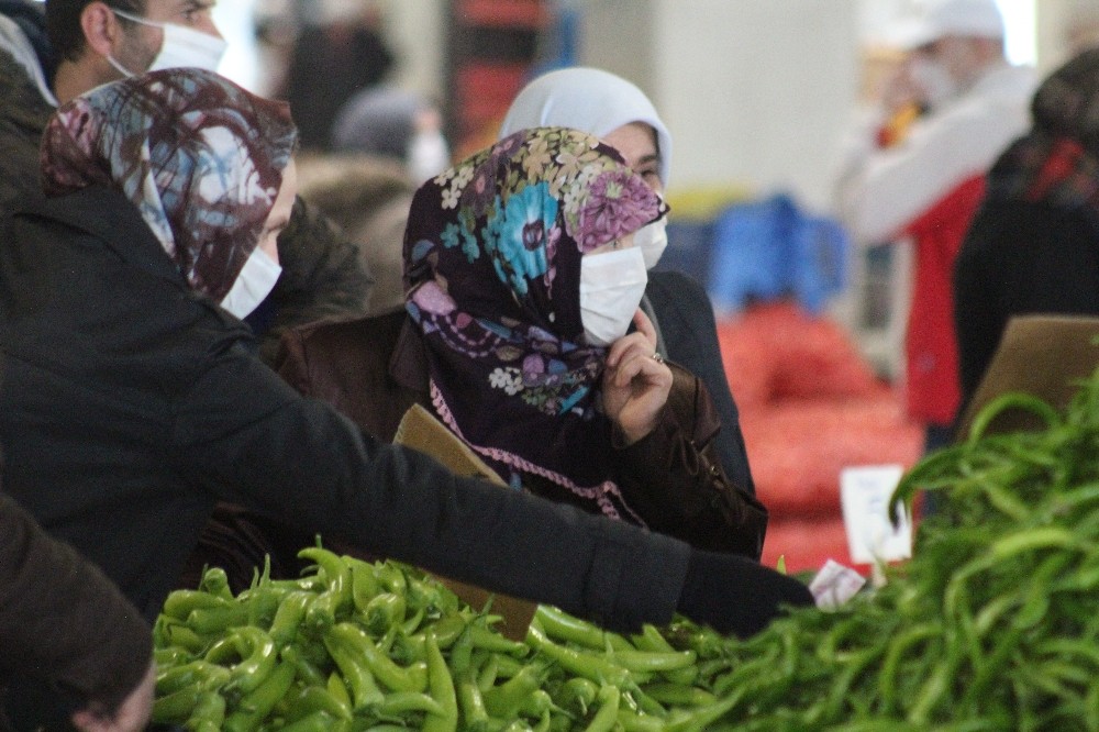 Uyarılara aldırış etmeden sebze ve meyveleri elleriyle seçtiler 