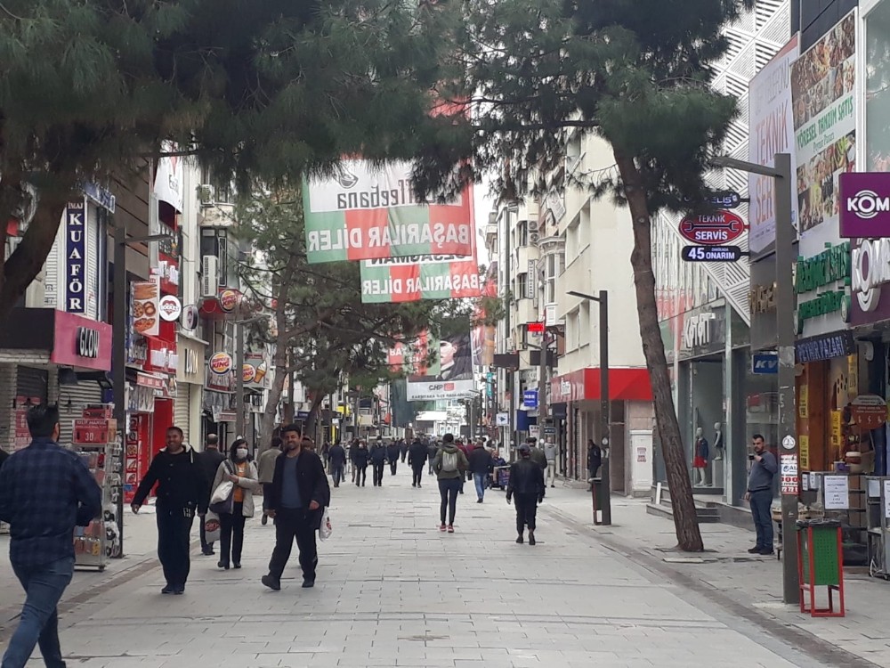 Uyarılara aldırış etmeyen vatandaşlar Karşıyaka’da sokakları doldurdu 