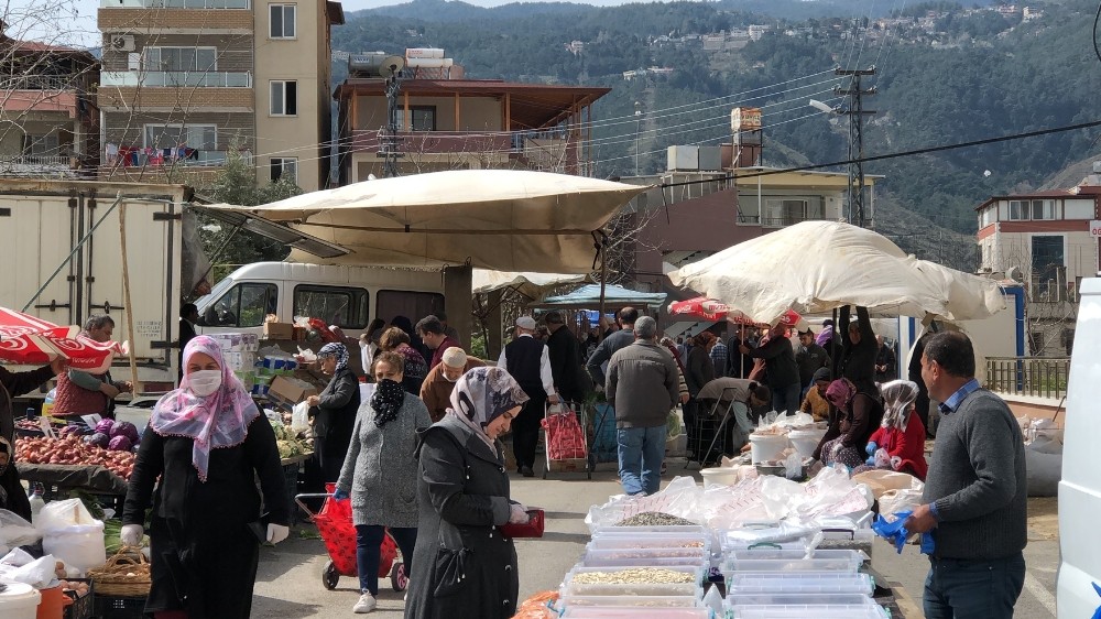 Uyarıları dikkate almayan yaşlılar pazarlara akın etti 