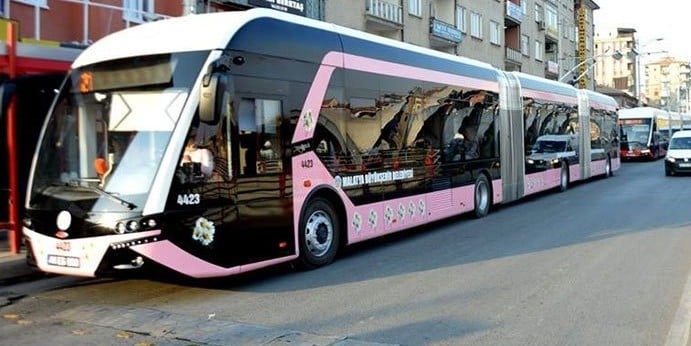 Uygulama başladı! Pembe trambüse halk destek verdi