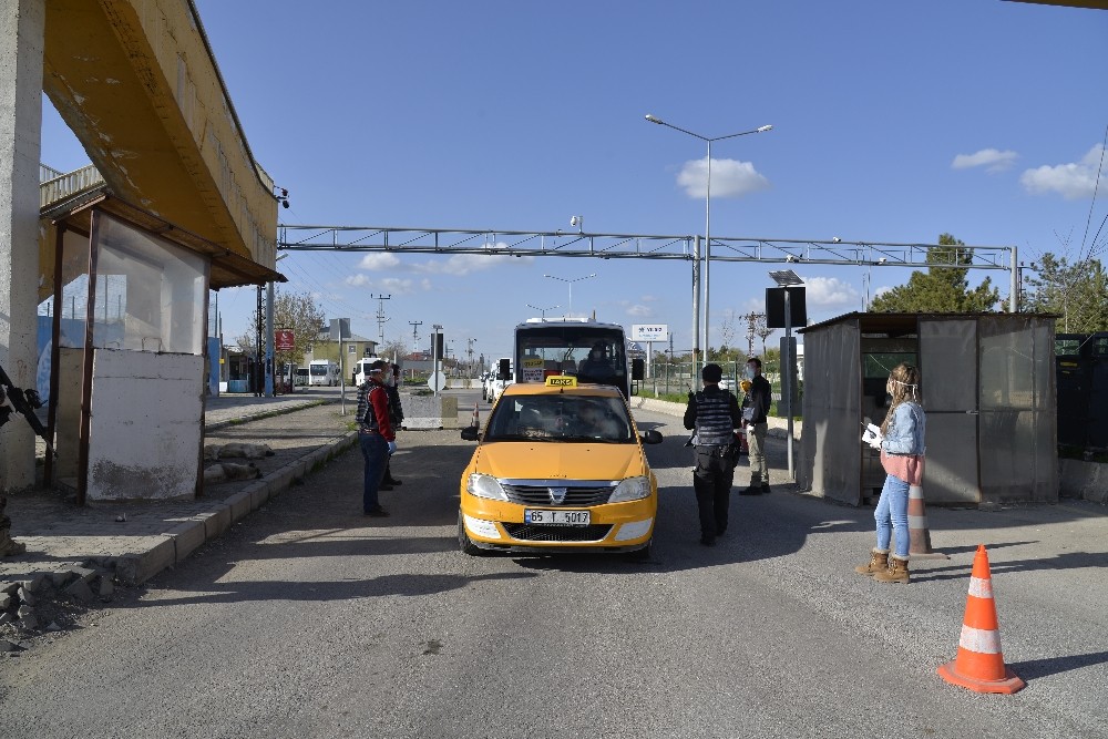 Uygulama noktalarındaki sağlık çalışanları ve polislere sıcak çorba ikramı 