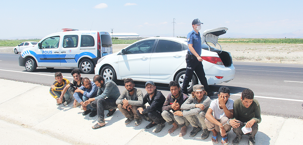 Uygulama noktasından kaçan otomobilden 10 göçmen çıktı