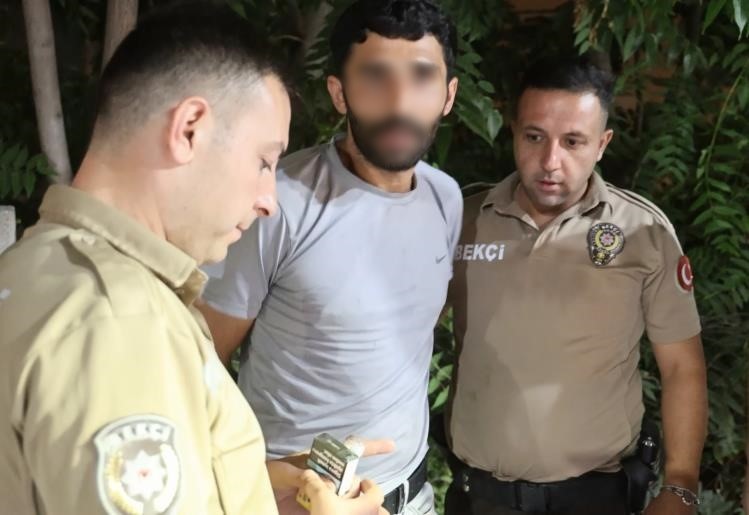 Uygulamada yakalanan aranan şahıs gazeteciyi bekçiye şikayet etti