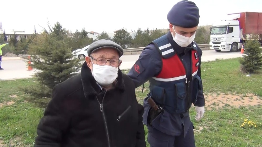 Uygulamadan haberi olmayan 75 yaşındaki vatandaşa jandarma yardım etti 