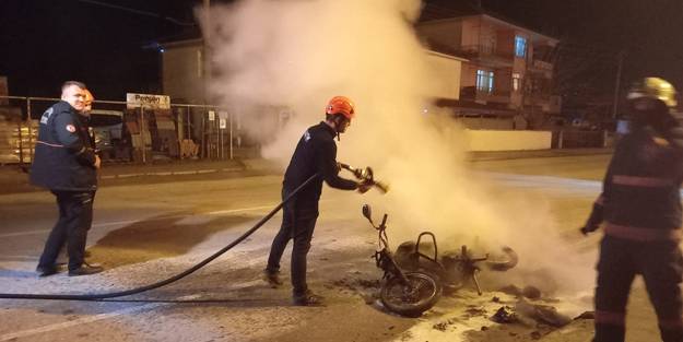 Uygulamaya takılınca motosikleti ateşe verip kaçtı