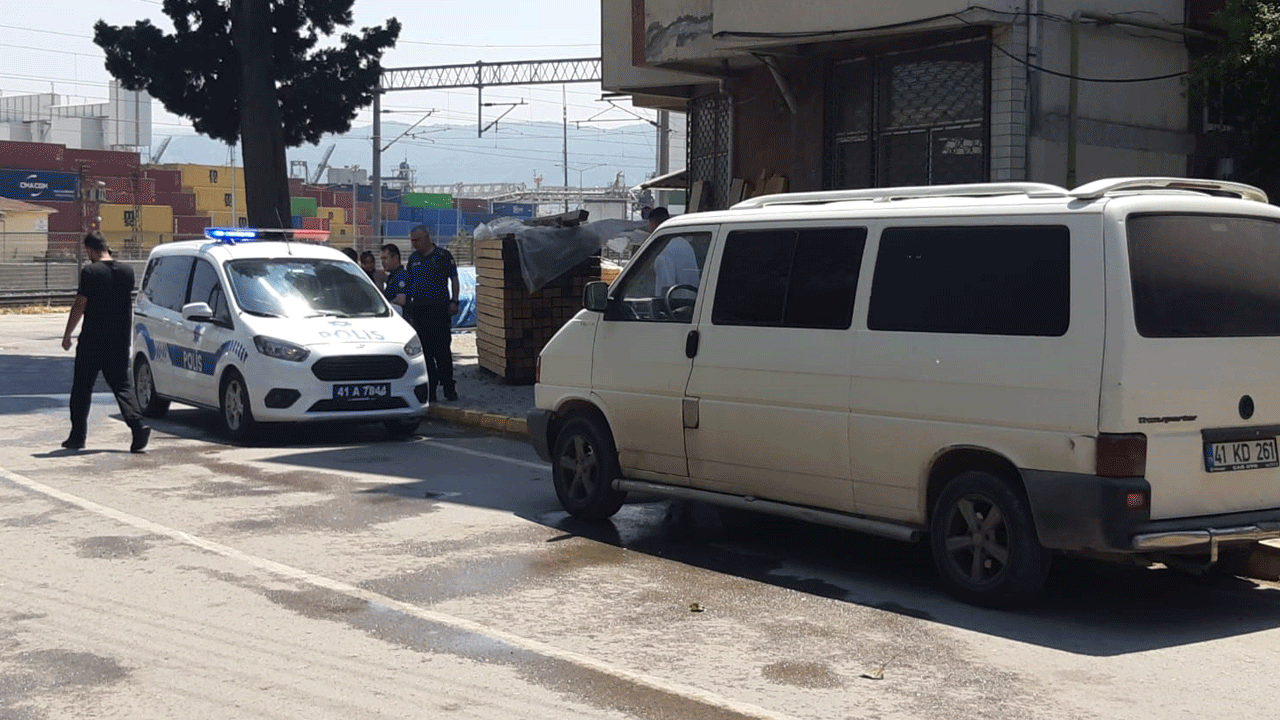 ‘Uygunsuz giyinen’ komşusunu sopayla dövdü