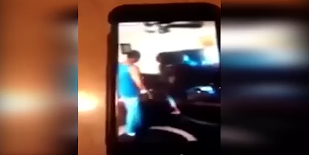 Uygunsuz görüntülerini paylaşan kızını ibret olsun diye... (VİDEO)