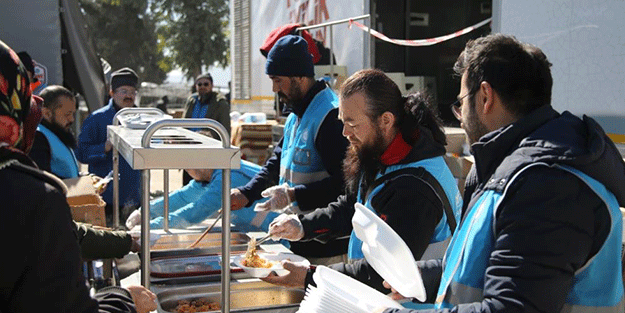 Uygur Türklerinden depremzedelere ‘Uygur Pilavı’ ikramı
