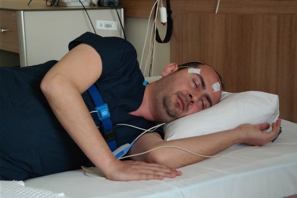 Uyku problemli hastalar ev ortamında mışıl mışıl uyuyor 