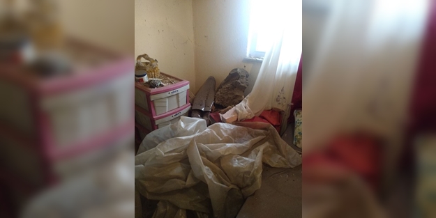 Uykudayken yakalandılar: Evlerine kaya düştü