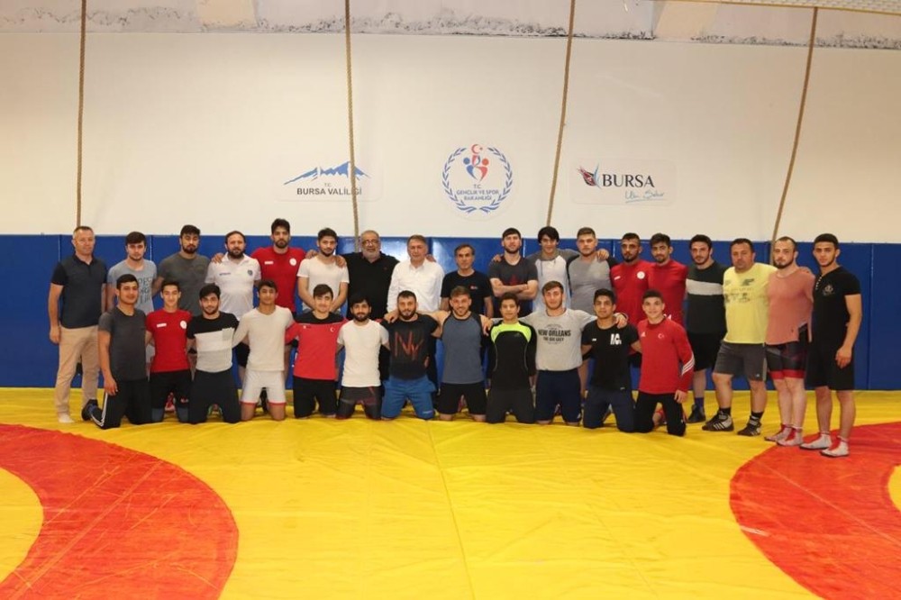 Uysal’dan güreşçilere ziyaret 