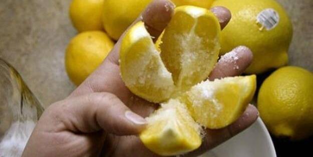 Uyumadan önce dörde bölünmüş limonu tuzlayın: Başucunuza koyun ve sonucu görün!