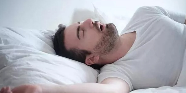 Uyumadan önce için horlamayı birden bitiriyor: Bu tarifin o özelliği resmen şok etti! Geçiren yöntem bakın ne